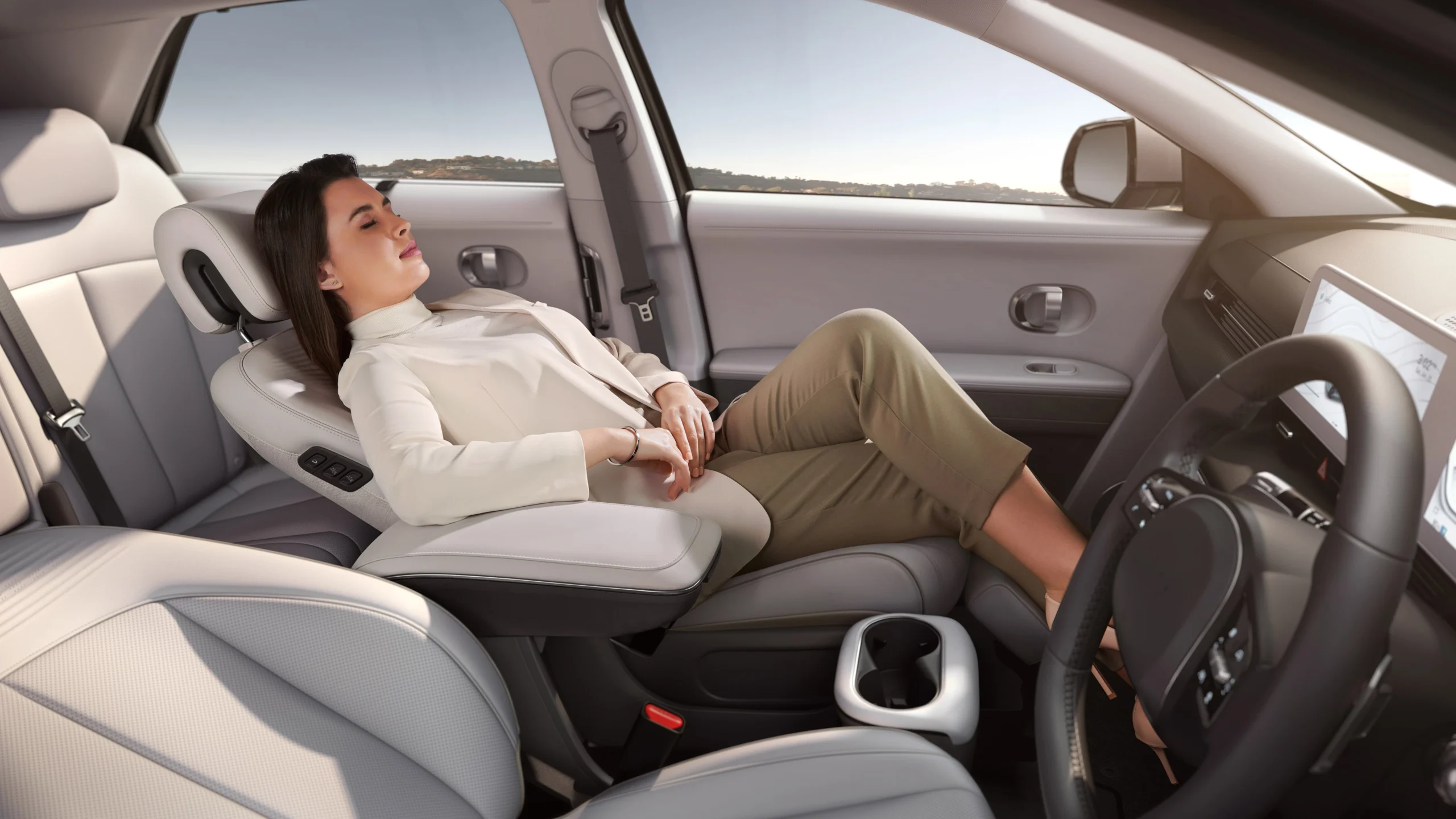 Enjoy premium comfort with front relaxation seats. The seats recline to the optimum angle, offering an exquisite feeling for the occupant.