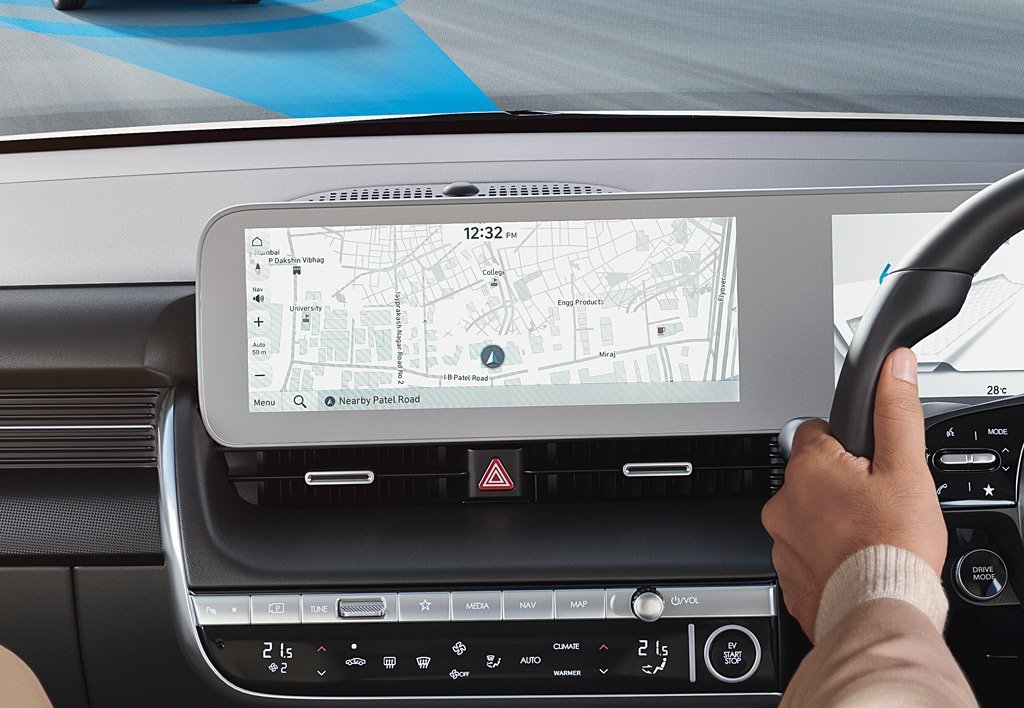 31.19 cm (12.3") Touchscreen infotainment with navigation