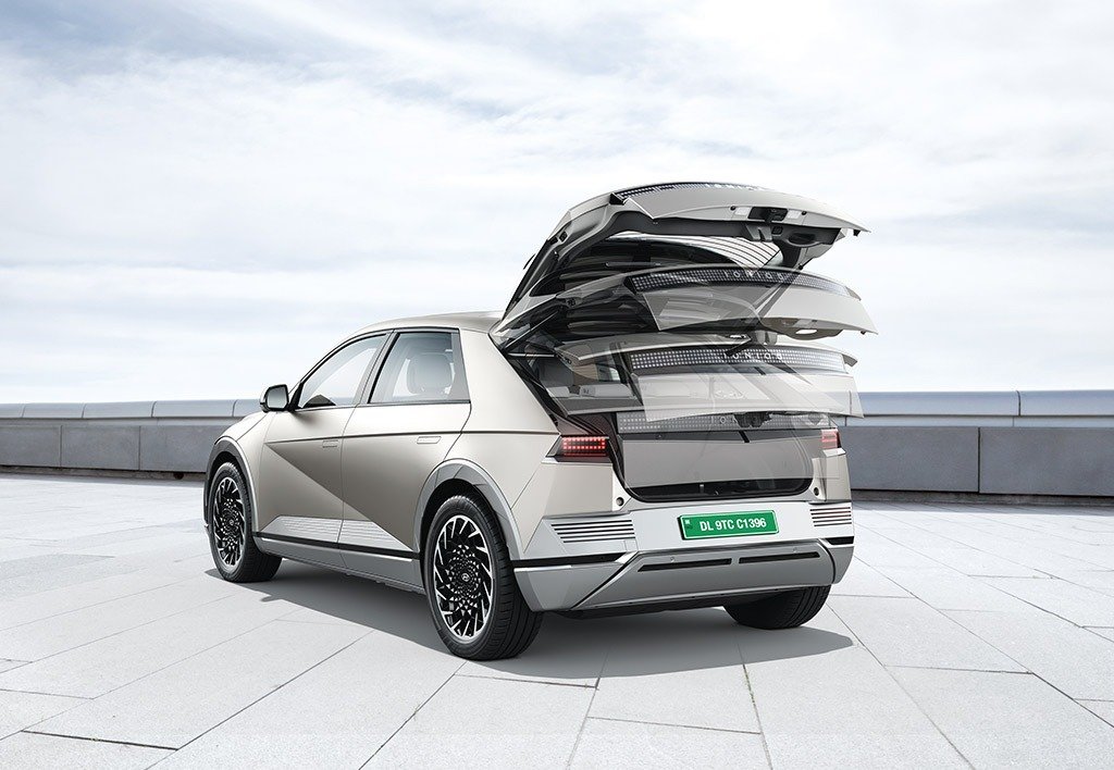 Hands free smart power tail gate with height adjustmentImproved convenience by personalized height setting of the power tailgate through infotainment.