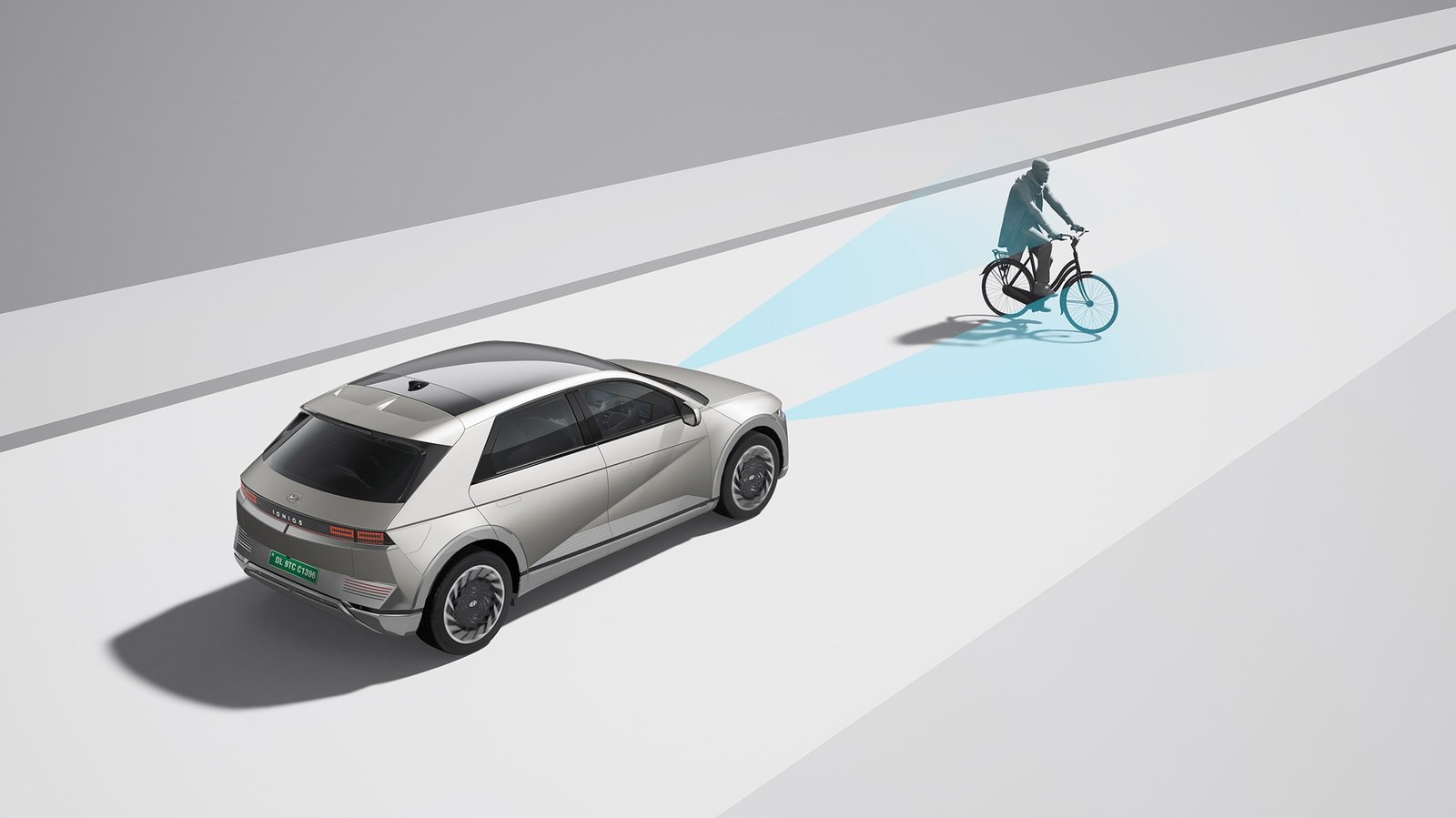 Forward collision - avoidance assist - cycle (FCA-Cyl)On detecting the risk of a collision with a cyclist, the driver is alerted about the danger, and if necessary, brakes are automatically applied to help prevent a frontal collision.